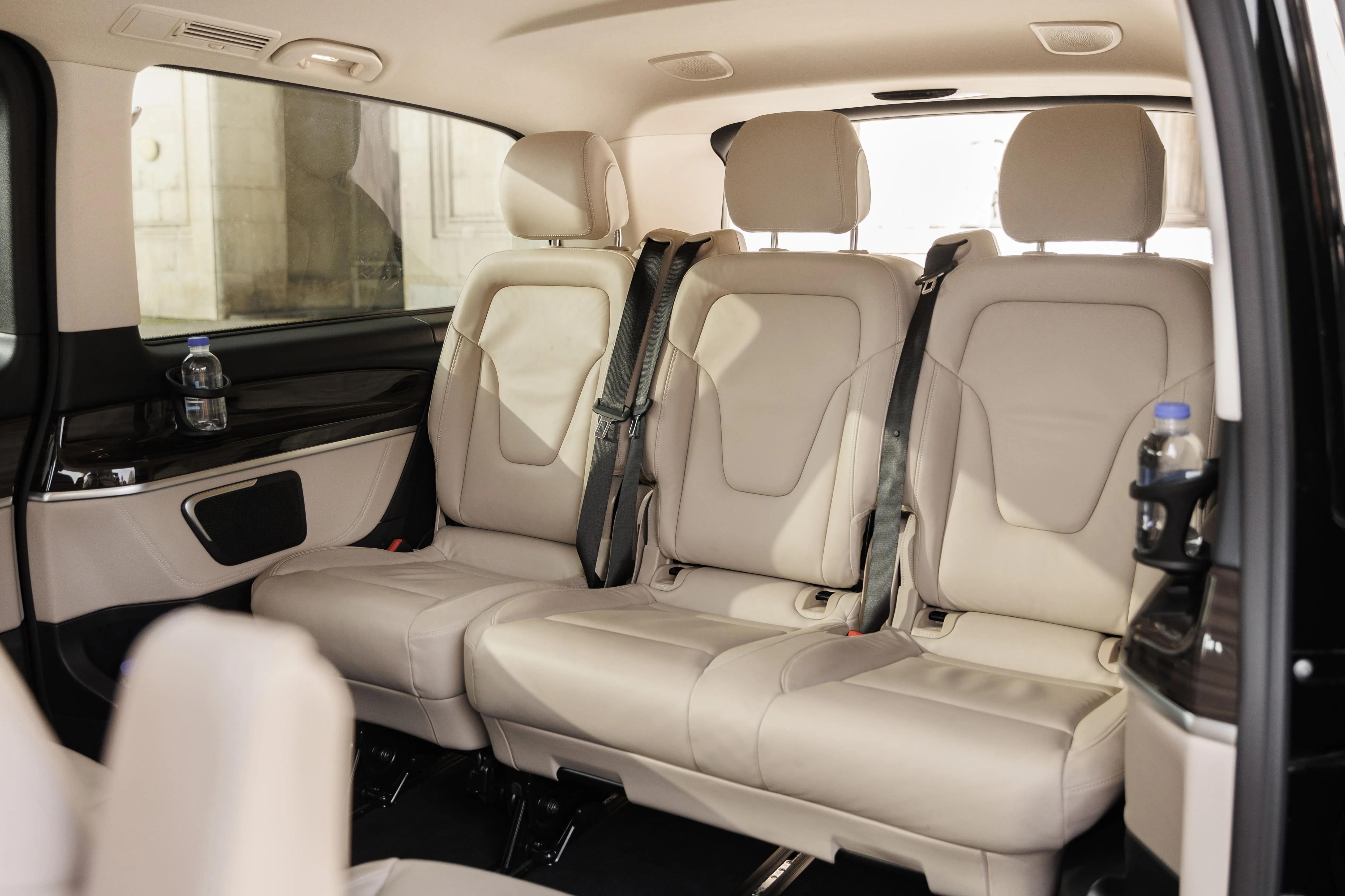 Luxuriöser Innenraum der Mercedes V-Klasse mit hellen Ledersitzen - Business Limousine München